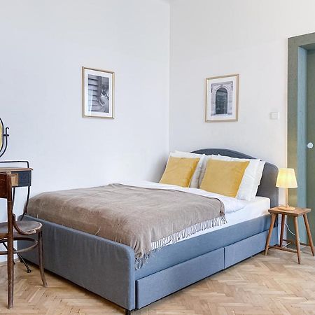 Turnkey I Vintage Terrace Apartment Prag Eksteriør billede