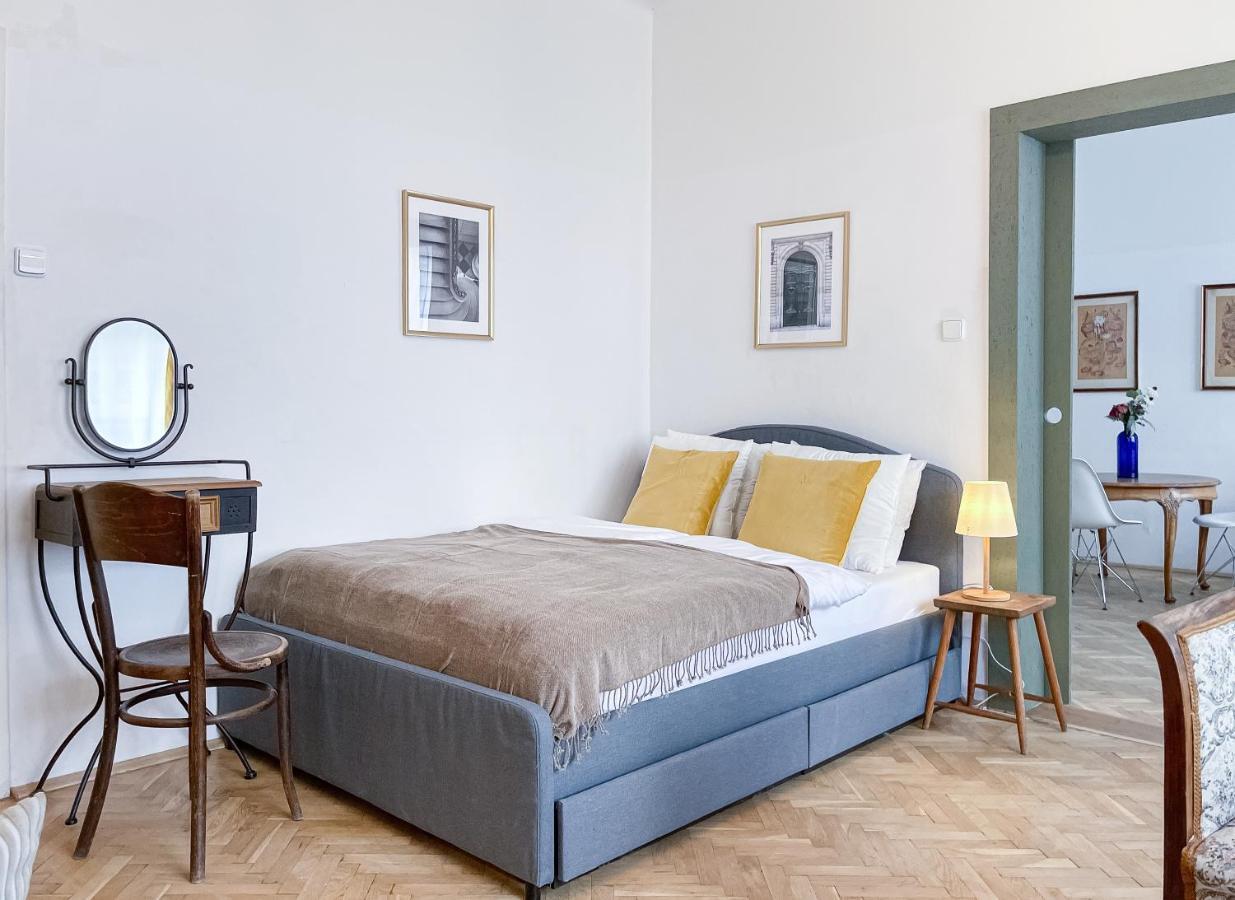 Turnkey I Vintage Terrace Apartment Prag Eksteriør billede
