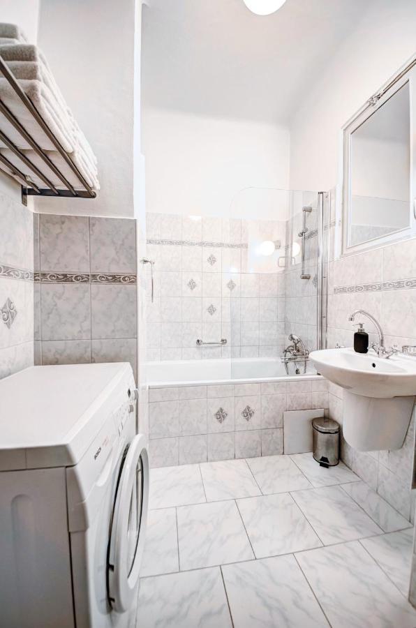 Turnkey I Vintage Terrace Apartment Prag Eksteriør billede